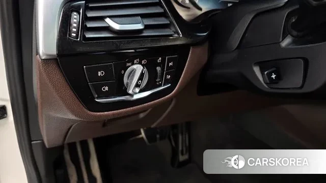 BMW 5 Series (G30) 2018 Белый из Кореи, фото 4
