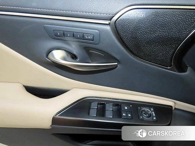 Lexus ES300h 7th generation 2019 Серебряный из Кореи, фото 4