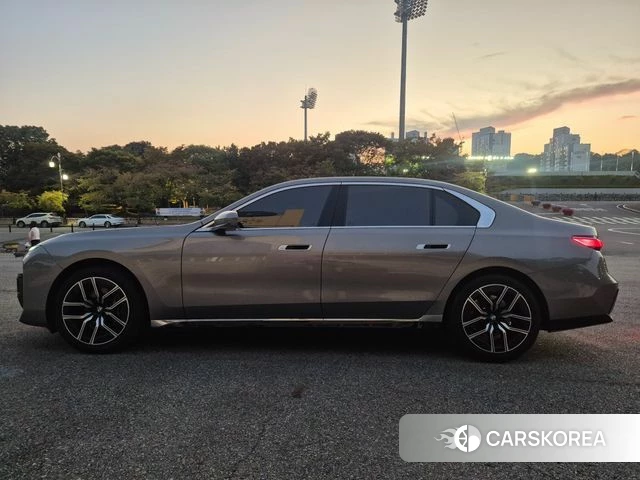 BMW 7 Series (G70) 2024 Серебристо-серый из Кореи, фото 4