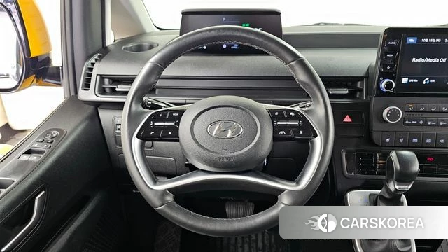Hyundai Staria 2023 Желтый из Кореи, фото 4