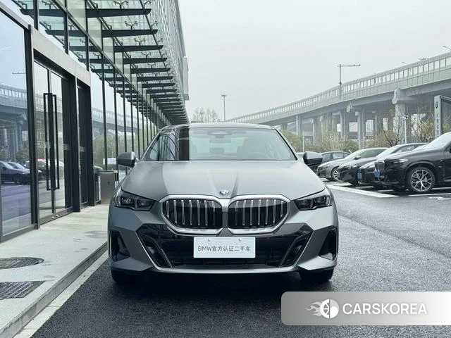 BMW 5 series 2025 Серебристо-серый из Китая, фото 4