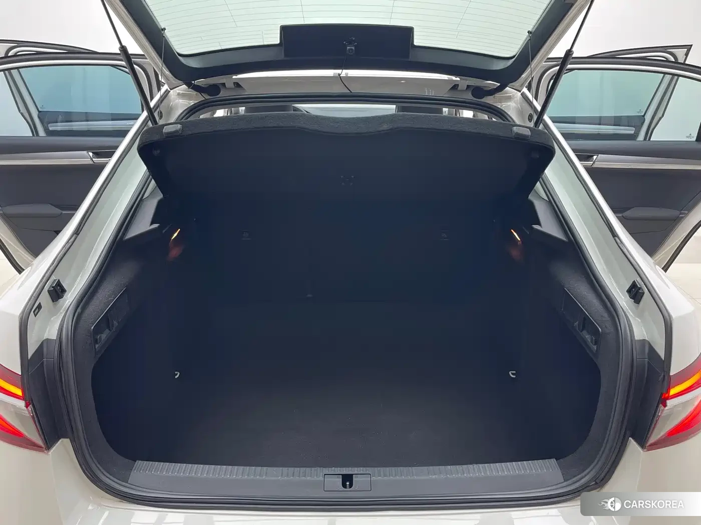Skoda Superb 2022 Белый из Китая, фото 5