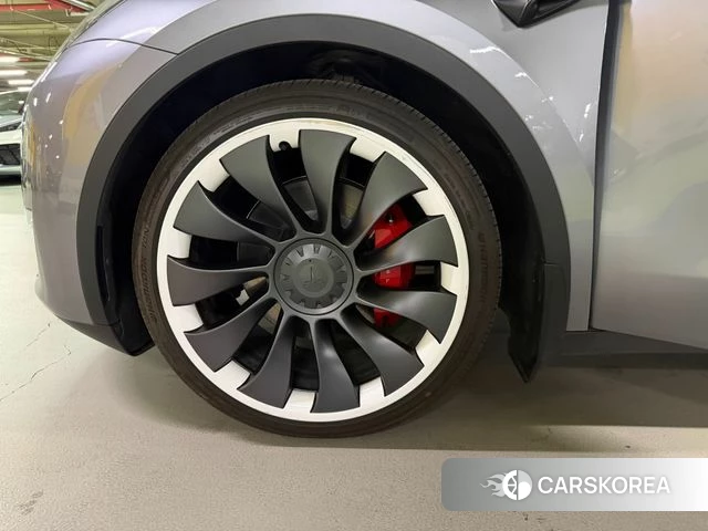 Tesla Model Y 2024 Серебряный из Кореи, фото 5