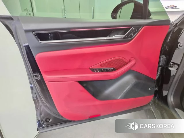 Porsche Makan EV 2026 Черный из Кореи, фото 5