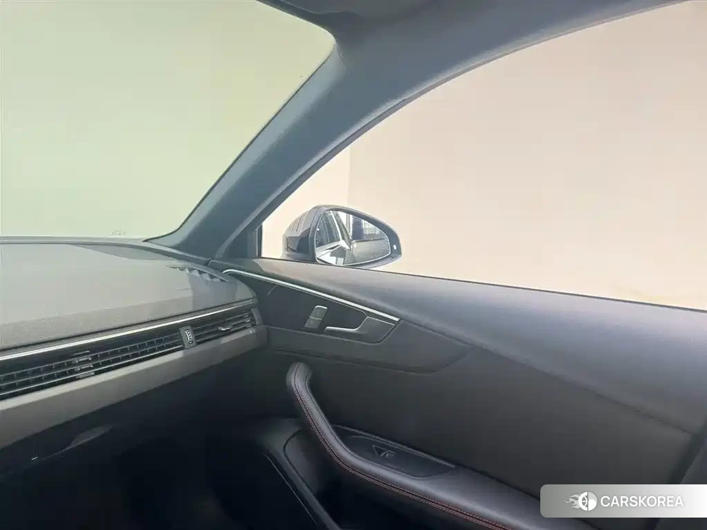Audi A4L 2025 Silver/gray из Китая, фото 5