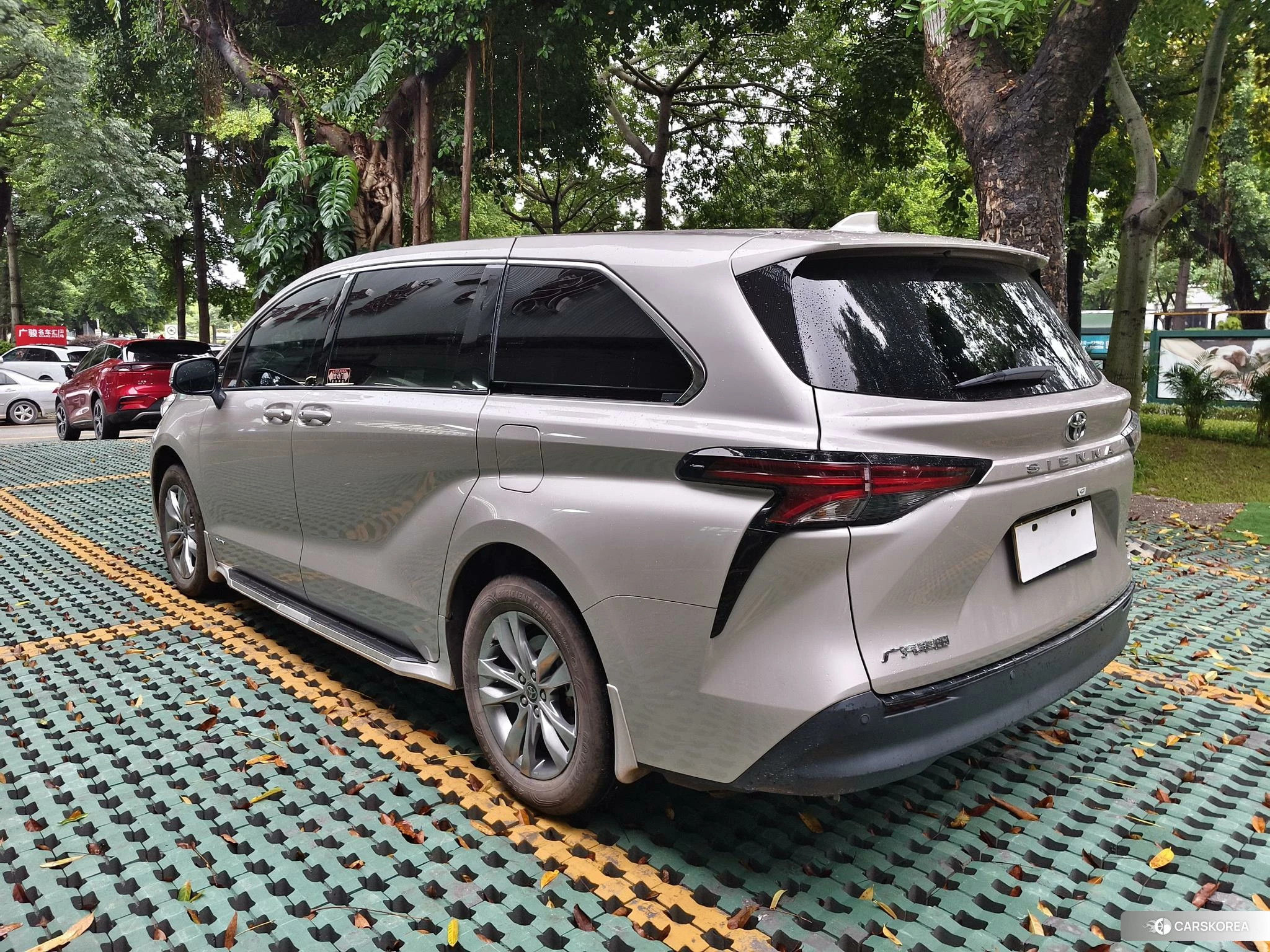 Toyota Sienna 2024 Шампань из Китая, фото 5