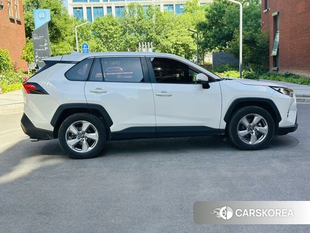 Toyota RAV4 2021 Белый из Китая, фото 5