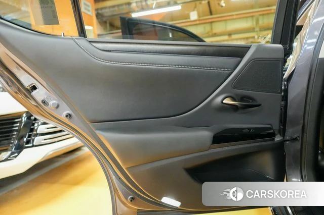 Lexus ES300h 7th generation 2025 Серый из Кореи, фото 5
