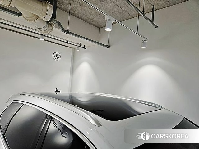 Volkswagen Touareg 3rd generation 2023 Белый из Кореи, фото 5