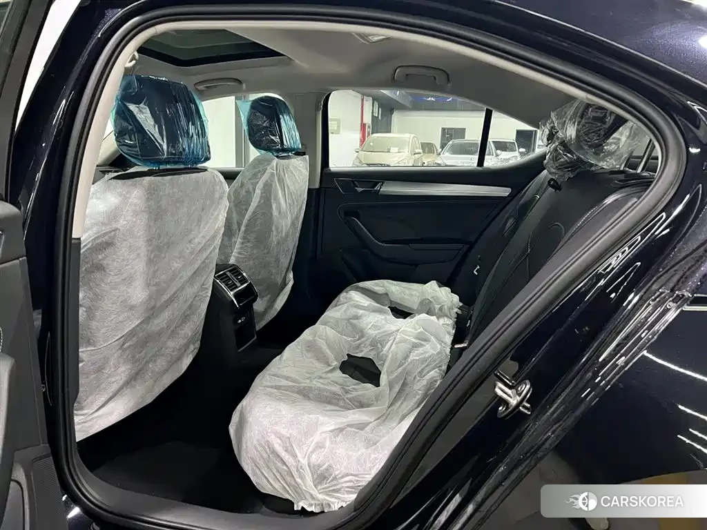 Skoda Superb 2025 Silver/gray из Китая, фото 5