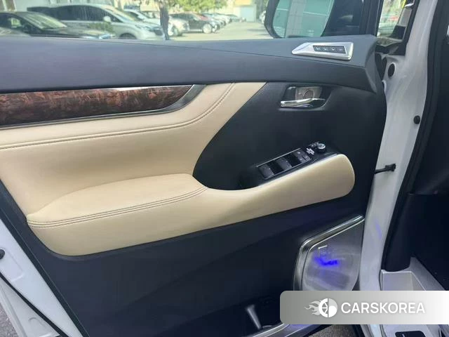 Toyota Alphard 2023 Белый из Китая, фото 5