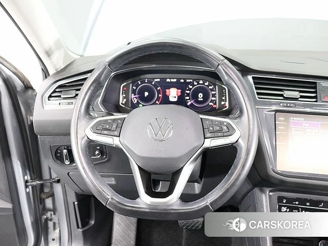 Volkswagen Tiguan Allspace 2023 Серебристо-серый из Кореи, фото 5
