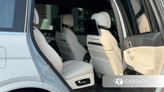 BMW X7 (G07) 2023 Светло-серебряный цвет из Кореи, фото 5