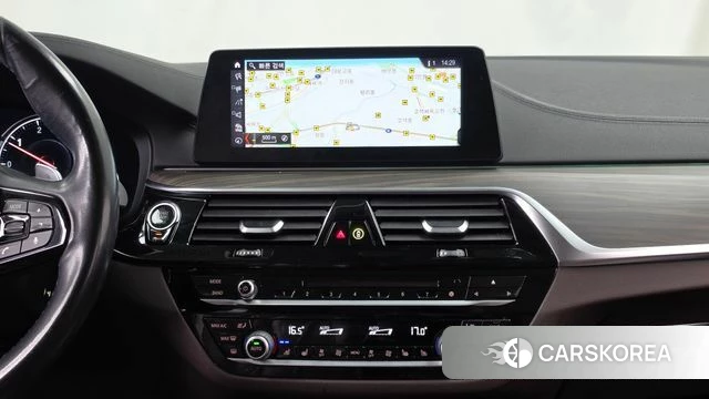 BMW 5 Series (G30) 2018 Серебристо-серый из Кореи, фото 5