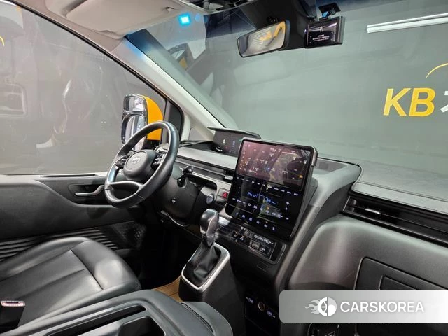 Hyundai Staria 2023 Желтый из Кореи, фото 5