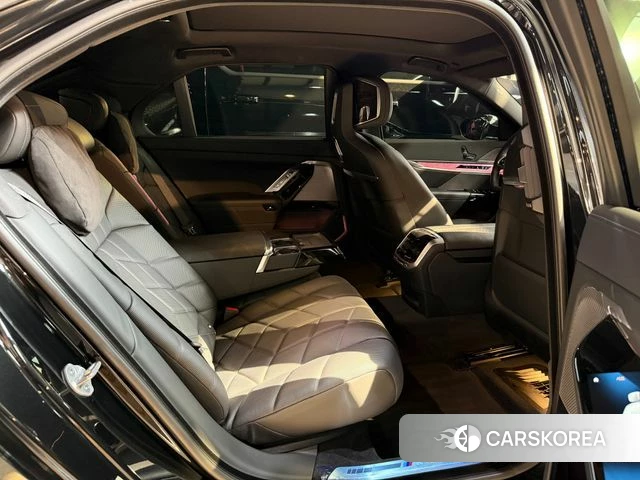 BMW 7 Series (G70) 2025 Черный из Кореи, фото 5