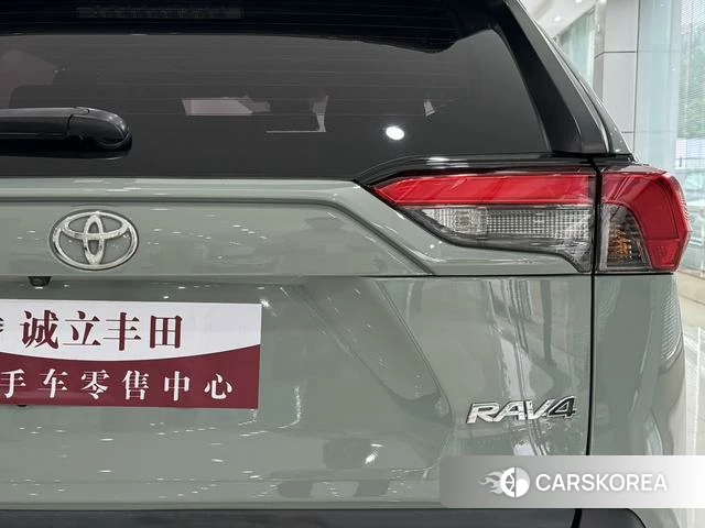 Toyota RAV4 2021 Серебристо-серый из Китая, фото 5