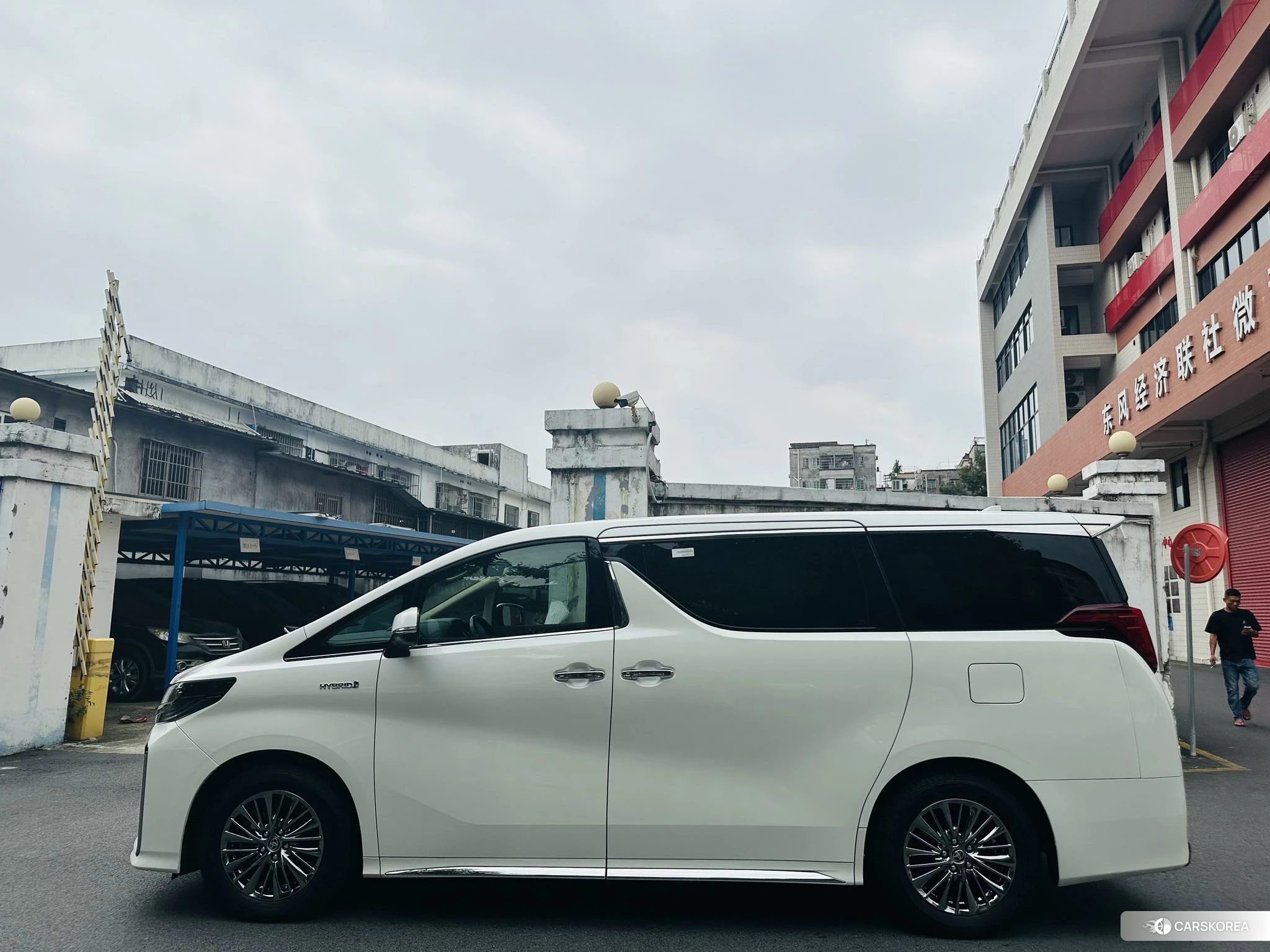 Toyota Alphard 2021 Белый из Китая, фото 5