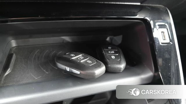 Peugeot e-208 second Generation 2021 Черный из Кореи, фото 5