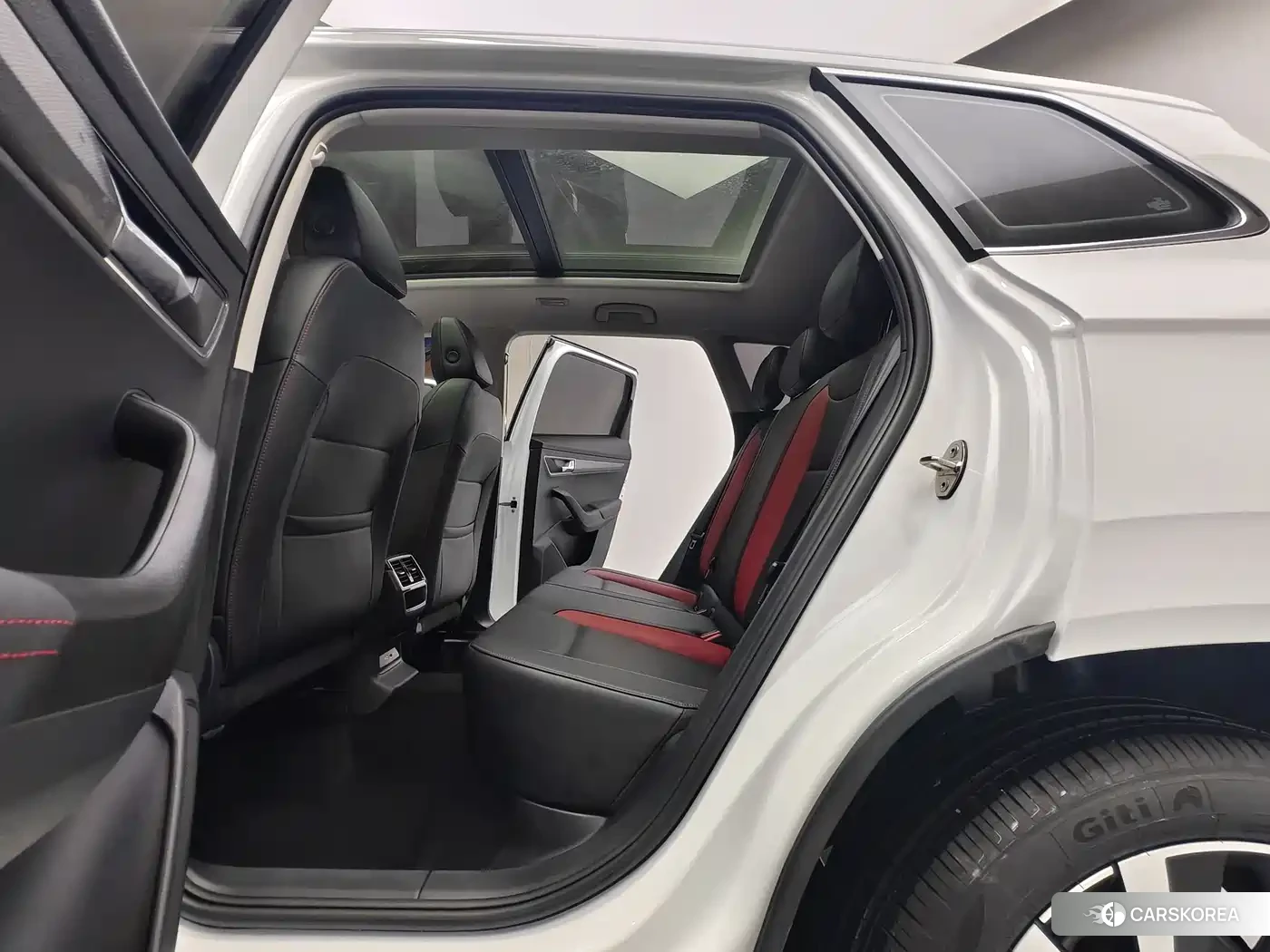 Skoda Karoq 2023 Белый из Китая, фото 5