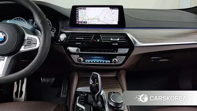 BMW 5 Series (G30) 2019 Серебристо-серый из Кореи, фото 5
