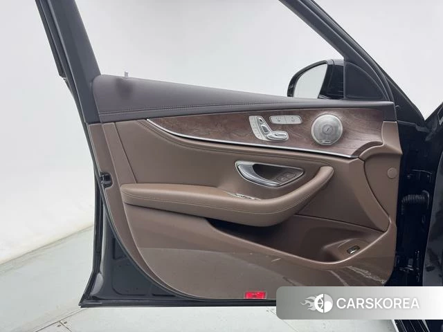 Mercedes-Benz E-Class 2023 Черный из Китая, фото 5