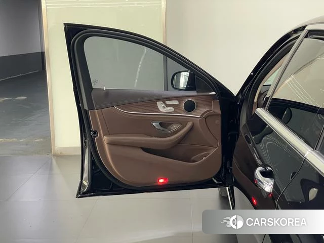 Mercedes-Benz E-Class 2021 Черный из Китая, фото 5