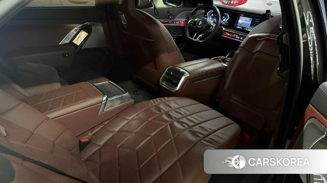BMW 7 Series (G70) 2023 Черный из Кореи, фото 5