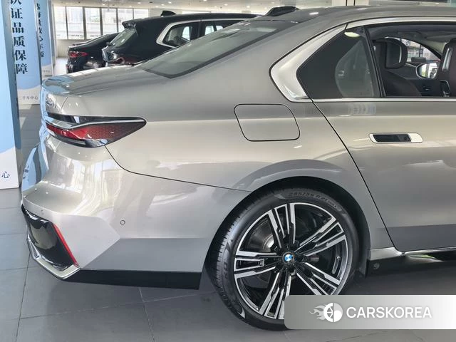 BMW 7 series 2024 Серебристо-серый из Китая, фото 5