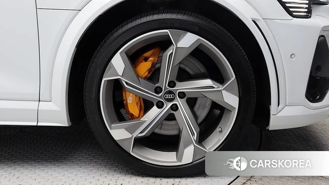 Audi e-Tron 2023 Белый из Кореи, фото 5