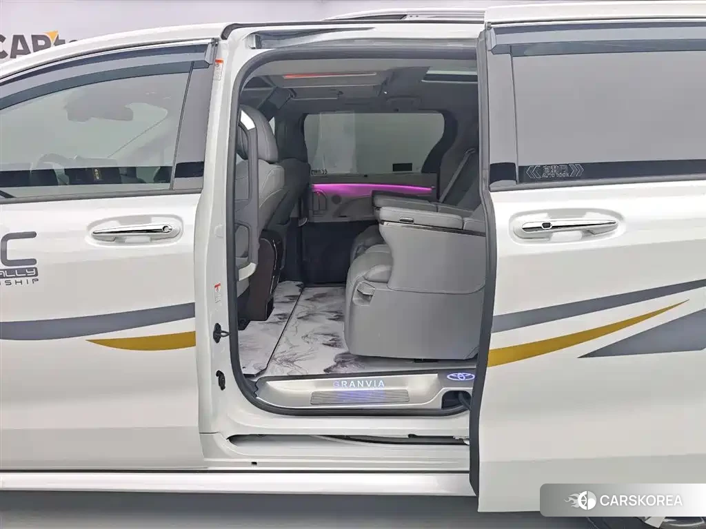Toyota Granvia 2023 Белый из Китая, фото 5