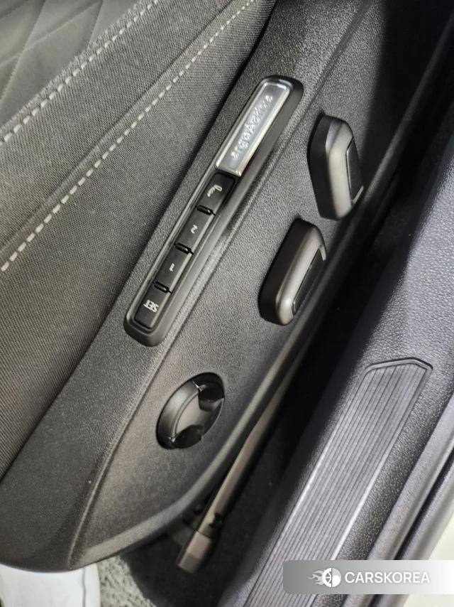 Volkswagen Golf 8th Generation 2023 Белый из Кореи, фото 5