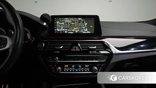 BMW 5 Series (G30) 2018 Белый из Кореи, фото 5