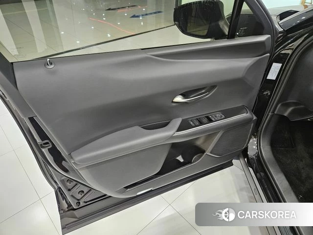 Lexus UX300h 2026 Черный из Кореи, фото 5