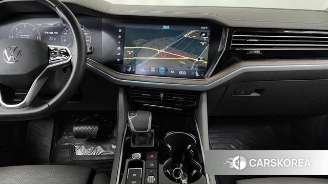 Volkswagen Touareg 3rd generation 2023 Белый из Кореи, фото 5