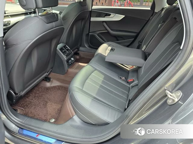Audi A4L 2021 Темно-серый из Китая, фото 5