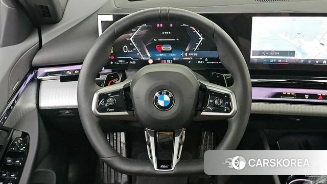 BMW 5 Series (G60) 2026 Серебристо-серый из Кореи, фото 5