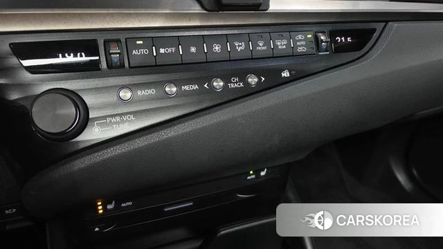 Lexus ES300h 7th generation 2019 Песочный из Кореи, фото 6