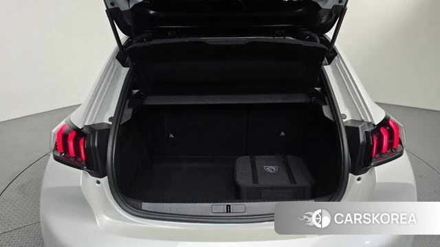 Peugeot e-208 second Generation 2022 Белый из Кореи, фото 6