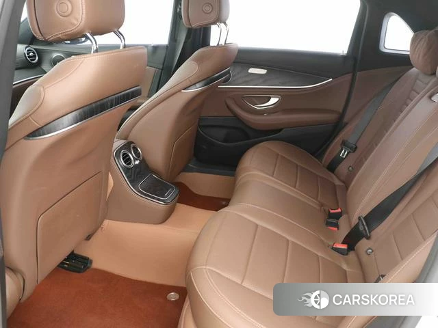 Mercedes-Benz E-Class 2023 Белый из Китая, фото 6