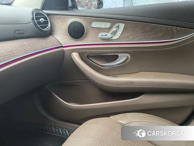 Mercedes-Benz E-Class 2023 Серебристо-серый из Китая, фото 6