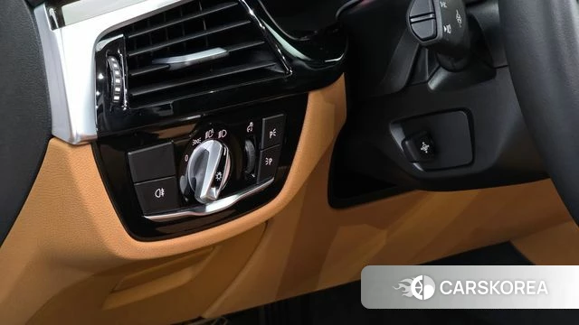 BMW 5 Series (G30) 2023 Белый из Кореи, фото 6