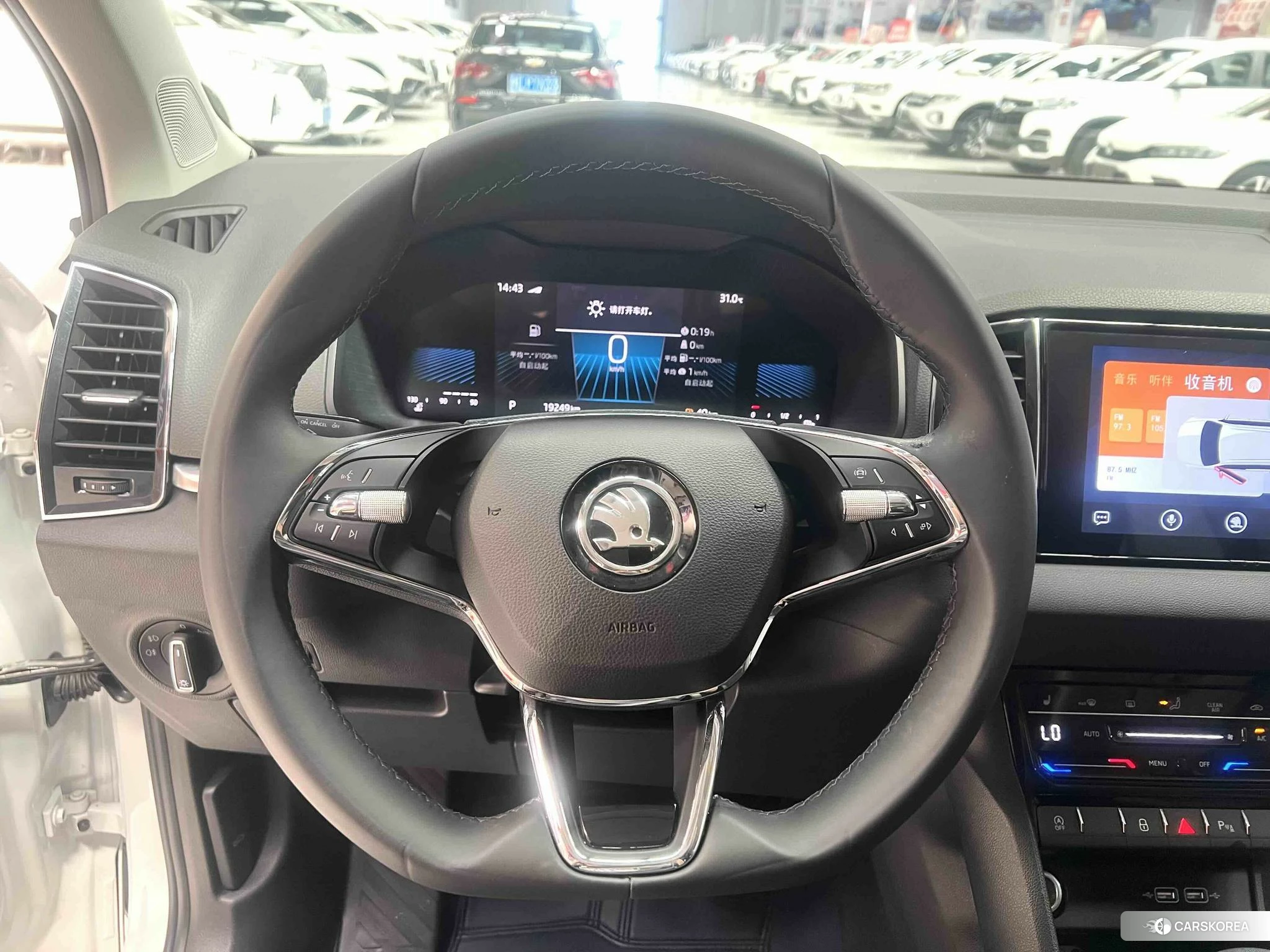 Skoda Karoq 2023 Белый из Китая, фото 6