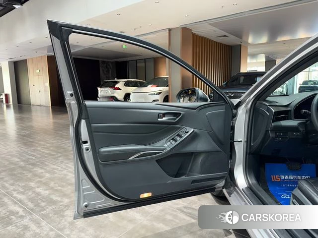 Toyota Avalon 2021 Серебристо-серый из Китая, фото 6