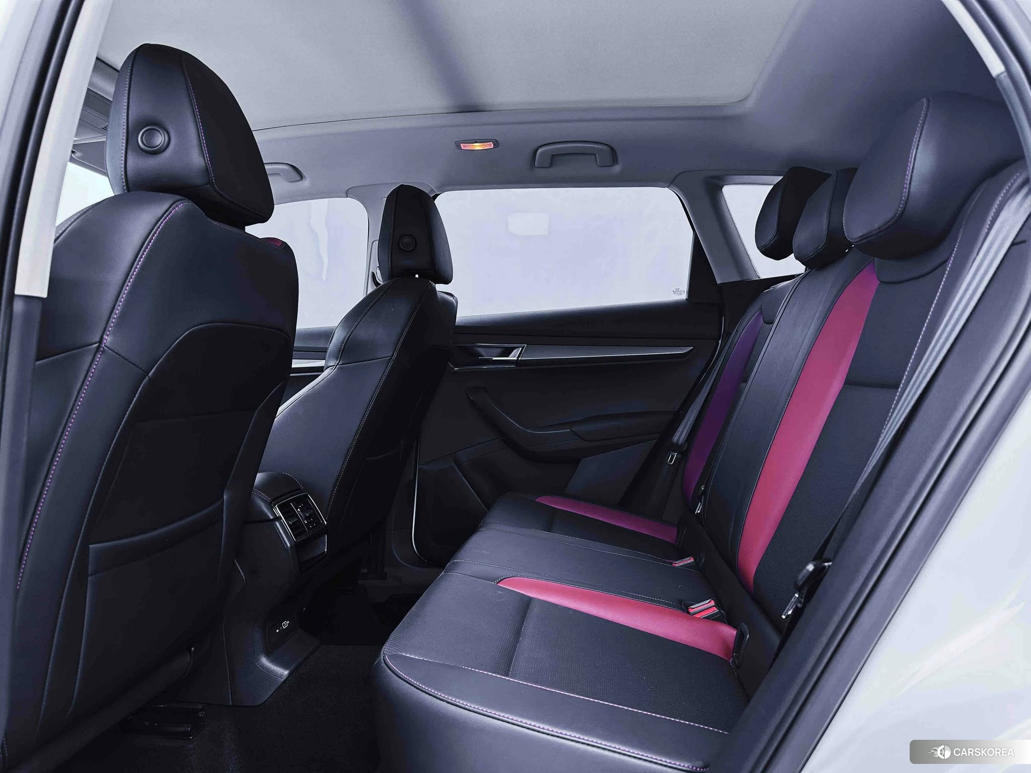 Skoda Karoq 2023 Белый из Китая, фото 6
