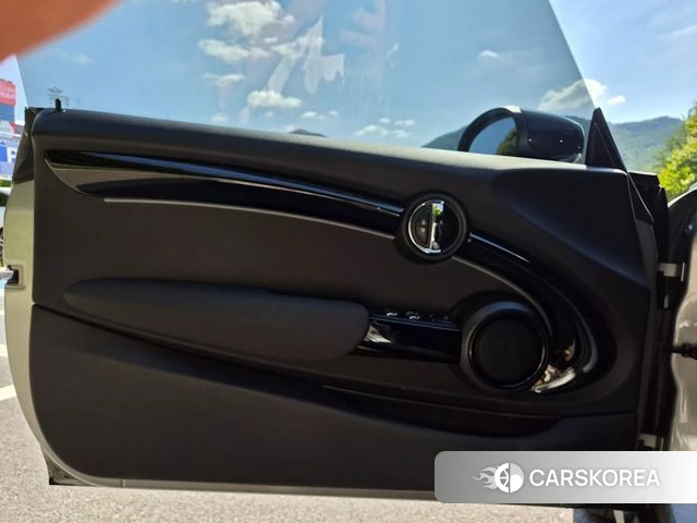 Mini Cooper Convertible 2024 Серебряный из Кореи, фото 6