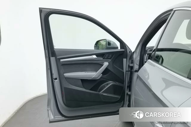Audi Q5L 2022 Темно-серый из Китая, фото 6
