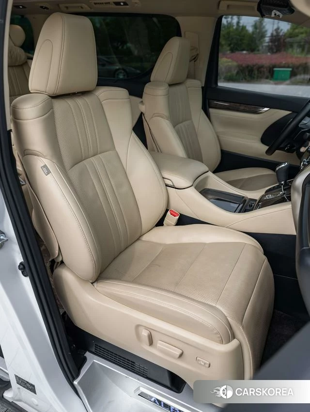Toyota Alphard 2023 Белый из Китая, фото 6