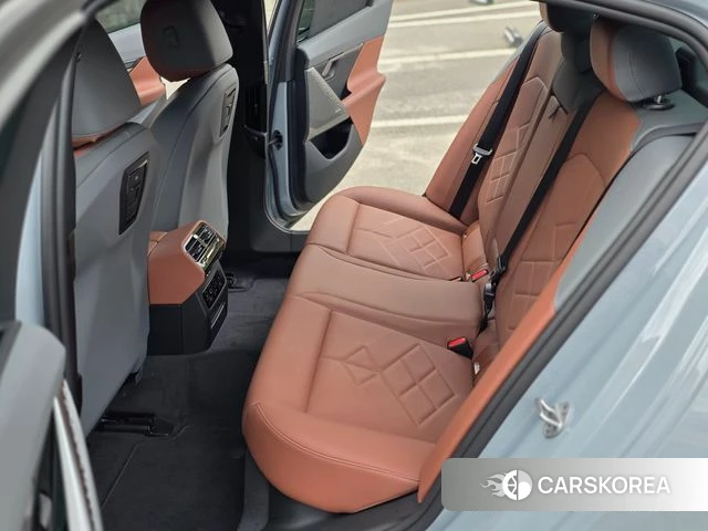BMW 5 Series (G60) 2026 Цвет галактики из Кореи, фото 6