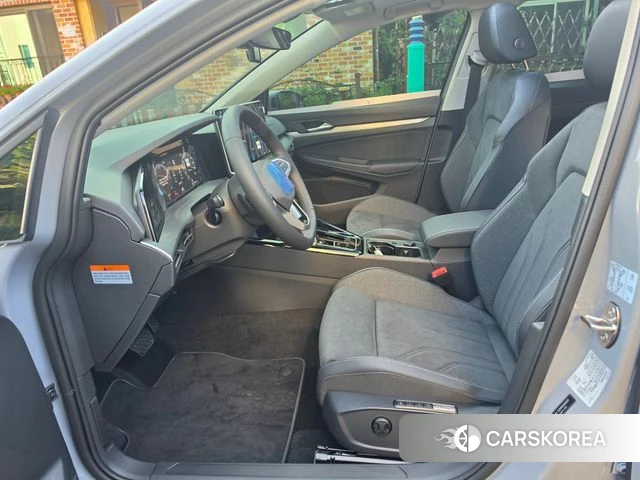 Volkswagen Golf 8th Generation 2026 Серебристо-серый из Кореи, фото 6